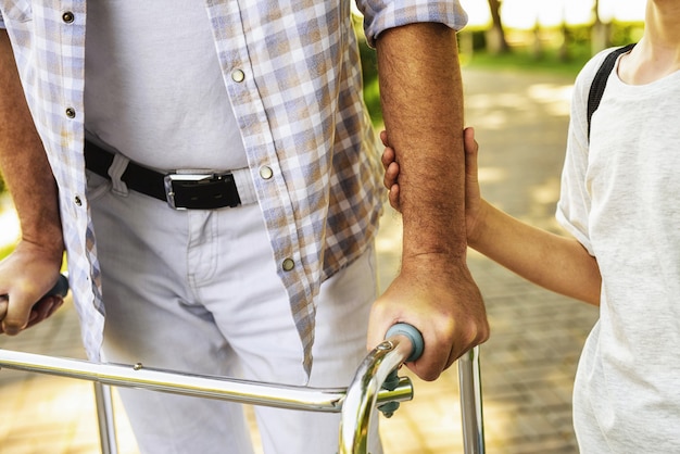 Kleinzoon Die Oude Man Hand Houdt. Familie bijeenkomst.