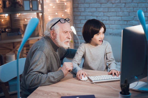 Kleinzoon Een opa leren hoe de computer te gebruiken