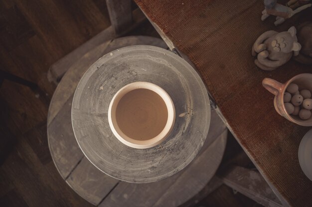 Kleipot op het wielclose-up van een pottenbakker. Spase kopiëren