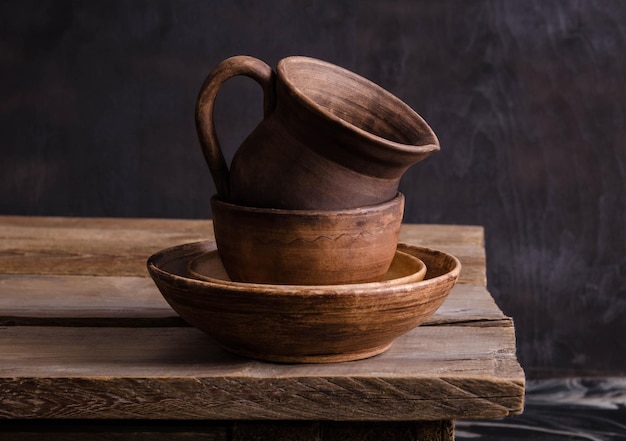 Kleischalen op een oude houten tafel