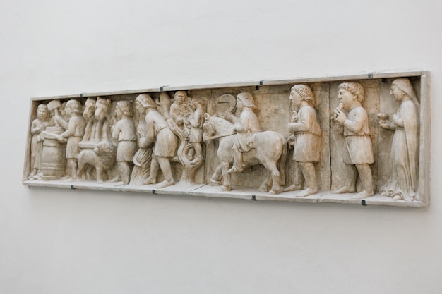 Kleitablet met de afbeelding van mensen op de muur historische waarde italië