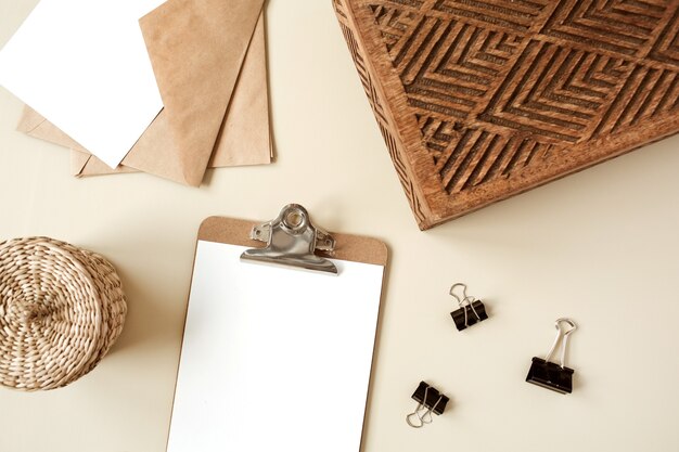 Klembord tablet pad met blanco vel papier. de werkruimte van het bureau van het bureau van de kunstenaar. plat lag, bovenaanzicht