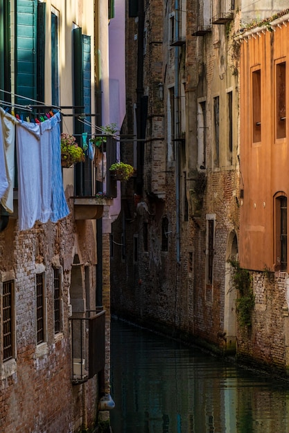 Kleren drogen in de ramen van de smalle grachten van venetië, italië