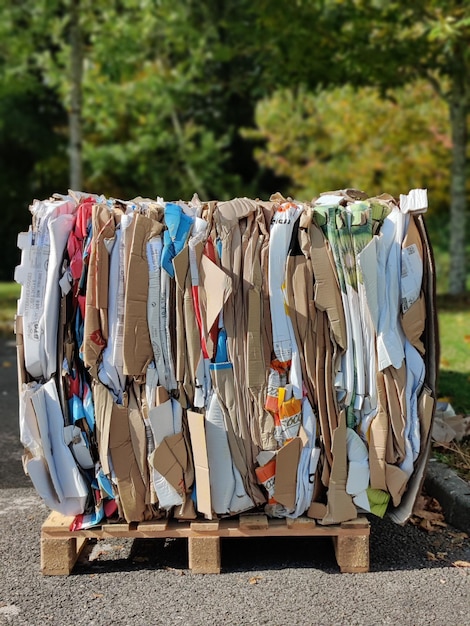 Foto kleren drogen op een waslijn op straat.