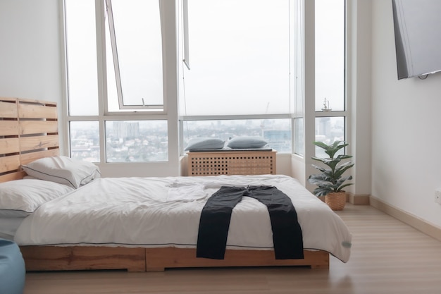 Kleren liggend op het bed in de slaapkamer in concept van voorbereiding