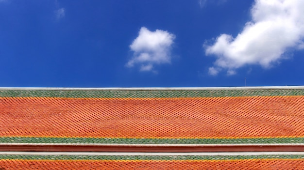 Kleur Aziatische stijl tempel dakpannen met witte wolk en blauwe hemelachtergrond