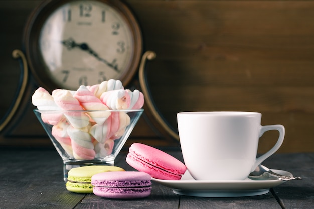 Kleur Franse koekjes op donkere rustieke houten tafel