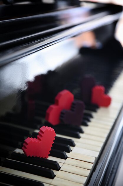 Kleur harten op pianotoetsen close-up