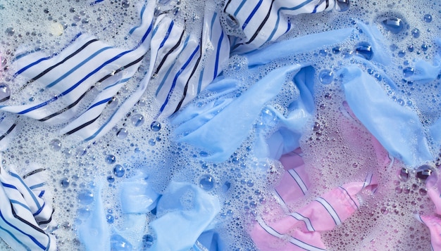 Kleur kleding doordrenkt met wateroplosmiddelpoeder. Wasserij concept