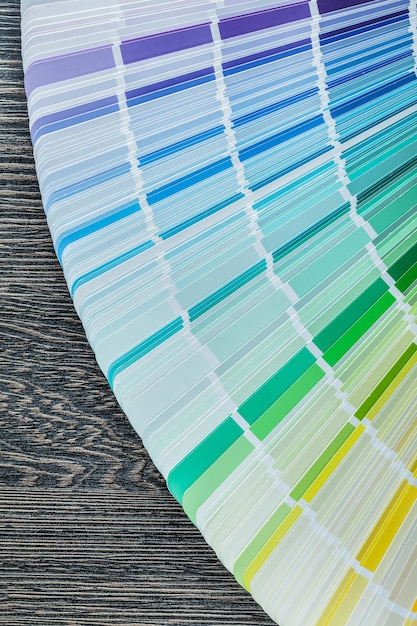 Foto kleur pantone ventilator op houten plank