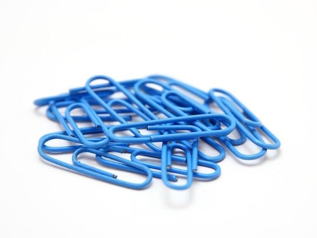 Kleur paperclips op de achtergrond