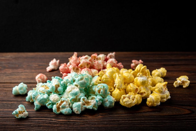 Kleur popcorn op donkere houten achtergrond