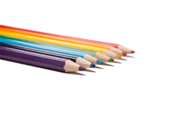 Foto kleur potloden geïsoleerd op een witte achtergrond close-up