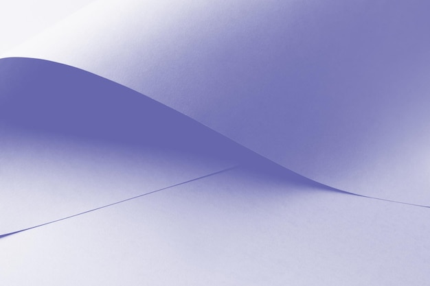 Kleur van het jaar 2022 volgens panton - Very Peri. Minimale lila achtergrond met gladde papiervormen. Papieren achtergrond paars. Defocus