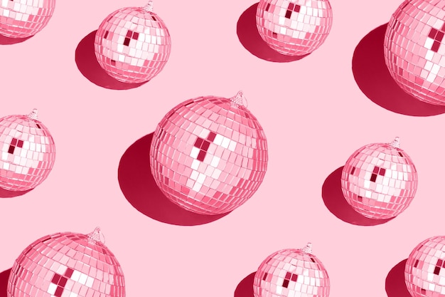 Kleur van het jaar 2023 viva magenta Glanzende discoballen patroon 90s retro party time concept