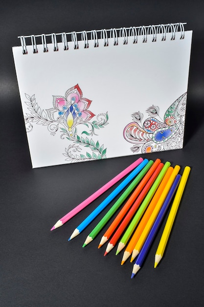 Kleurboektrend voor volwassenen voor stressverlichting met kleurpotloden