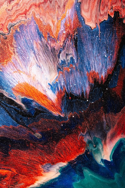 Kleuren explosie. Alcohol inkt water. Marmeren textuur. Rode blauwe gradiëntstrook met gouden deeltjes schittert. Fantasie abstract gekleurd oppervlak. Heldere minerale steen patroon kunst achtergrond. Noorderlicht.
