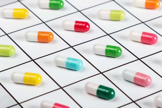 Kleuren van de pil op het schema van het innemen van medicijnen