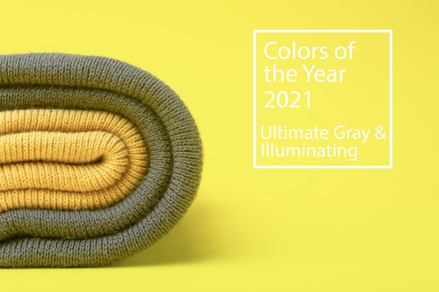 Kleuren van het jaar 2021 ultimate grey en illuminating yellow. grijze en oplichtende wintermutsen