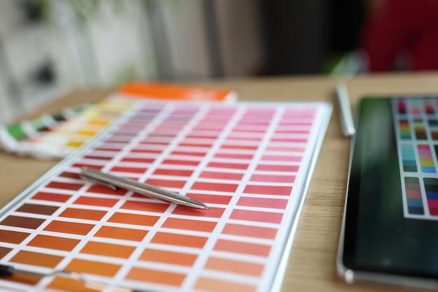 Kleurenpalet met verschillende tinten en tablet op tafel kleurkeuze in interieur