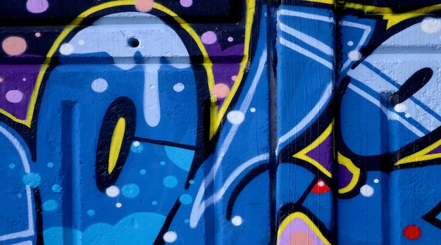 Kleurige achtergrond van graffiti schilderkunst met heldere aerosol contouren op de muur oude school