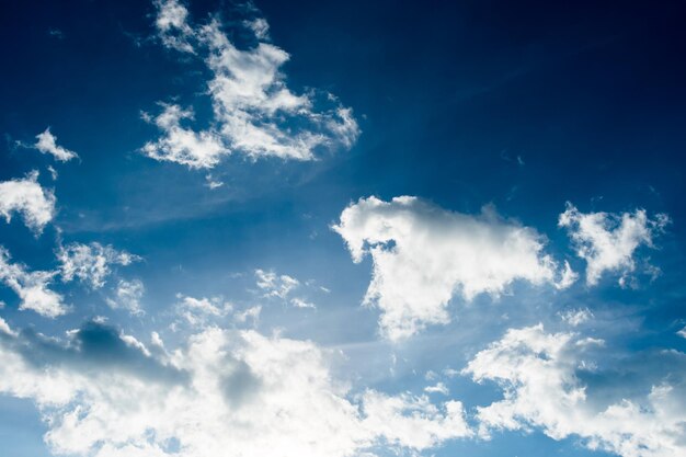 Kleurige dramatische hemel met wolken bij zonsondergang