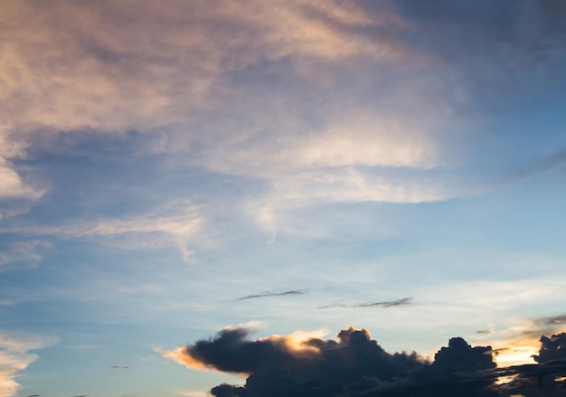 Kleurige dramatische hemel met wolken bij zonsondergang