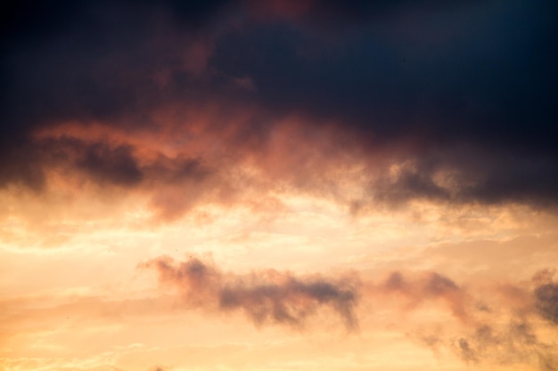 Kleurige en lichte wolken in de lucht