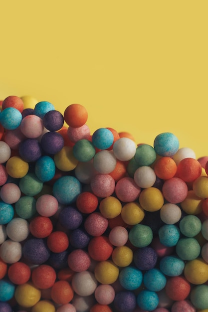 Foto kleurige, heldere achtergrond, veelkleurige ballen.