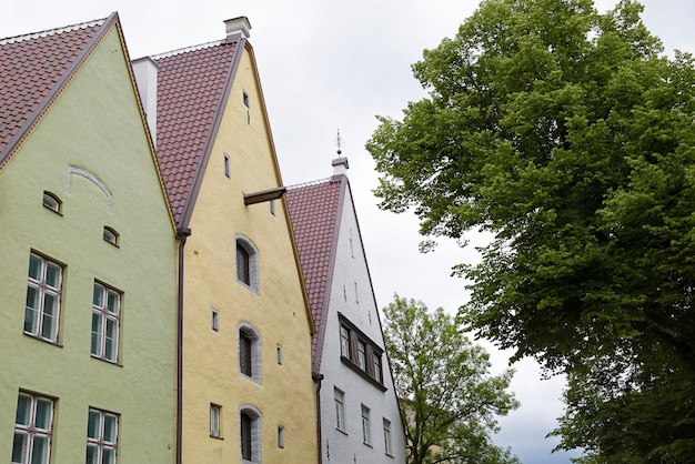 Kleurige huizen in de oude stad van Tallinn Estland