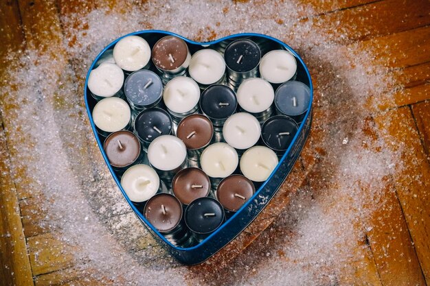 Foto kleurige kaarsen in de hartvormige doos.