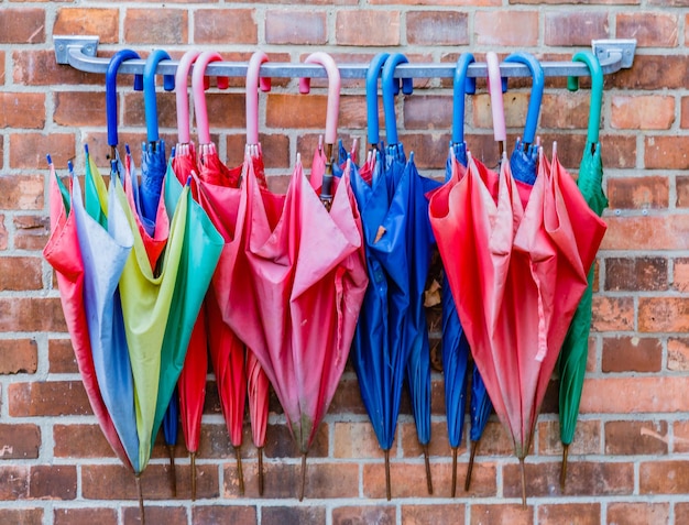 Foto kleurige kleren hangen aan de muur.