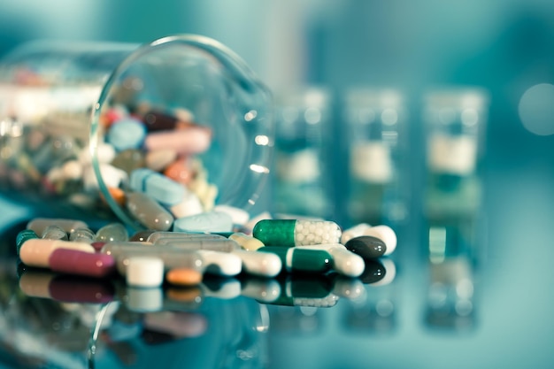 Kleurige tabletten met capsules en pillen op blauwe achtergrond