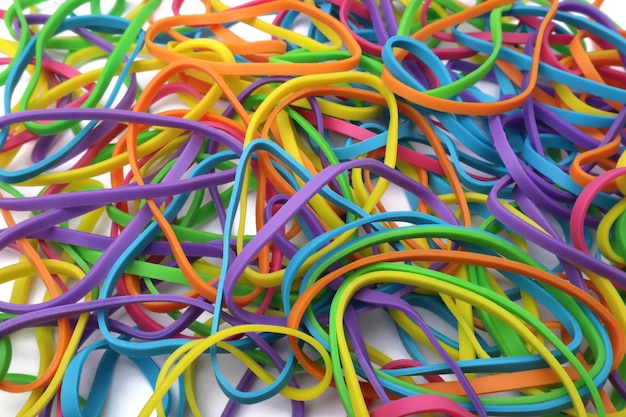 Kleurige veelkleurige elastische rubberen banden met een textuur geïsoleerd op wit