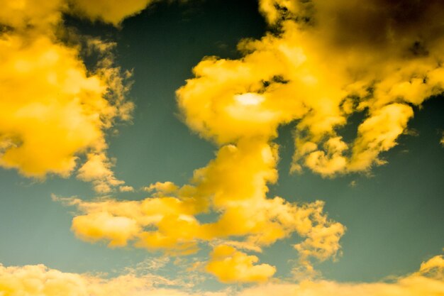 Foto kleurige wolken bij zonsondergang