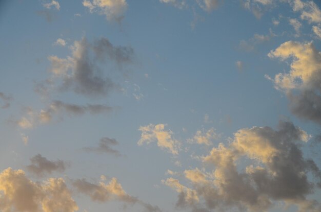 Kleurige wolken bij zonsondergang