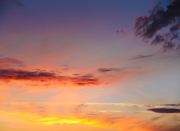 Kleurige zonsondergang hemel in de schemering tijd