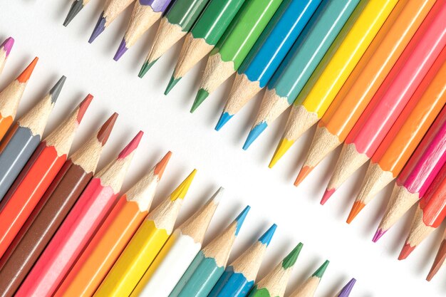 Kleurpotloden liggen op een rij Een lijn getekend met potloodpunten Set kleurpotloden voor illustraties kunststudie Klaar voor school