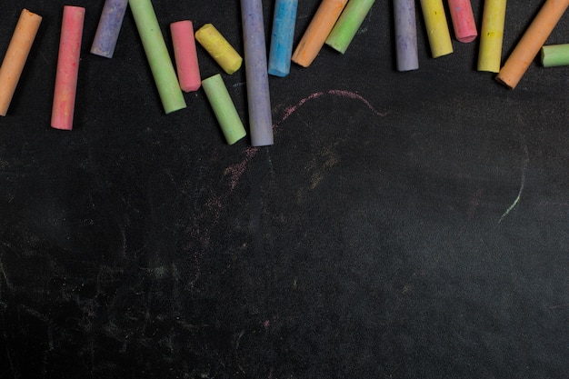 Foto kleurpotloden op een bordachtergrond.