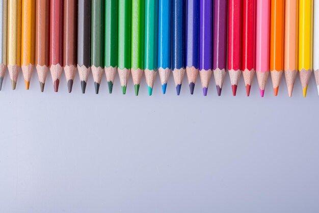 Kleurpotloden van verschillende kleuren geplaatst op witte achtergrond