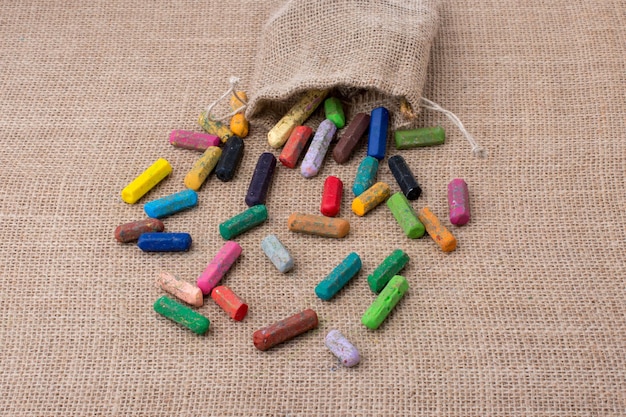 Foto kleurpotloden van verschillende kleuren uit een zak
