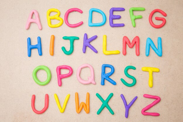 Foto kleurrijk alfabet a tot z op bruine achtergrond