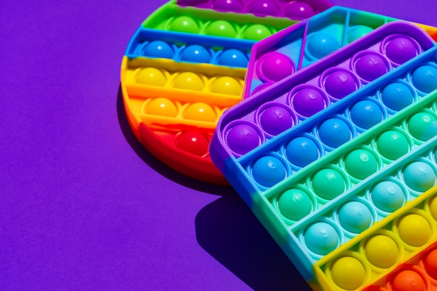 Kleurrijk antistress pop-it-speeltje op paars