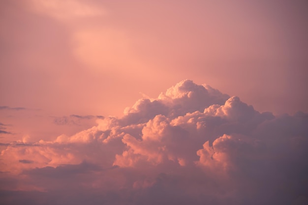 Kleurrijk avondlandschap met zachte pastelkleurige cloudscape op aquarel getinte avondrood. Abstracte natuur achtergrond