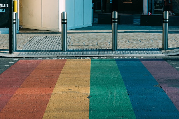 Kleurrijk bakstenen voetpad Veelkleurig geschilderd op buitenpad Regenboog gekleurd op straat Symbool van homoseksuele lesbische biseksuele en transgender LGBT sociale bewegingen