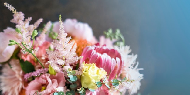 Kleurrijk bloeiend boeket bloemen