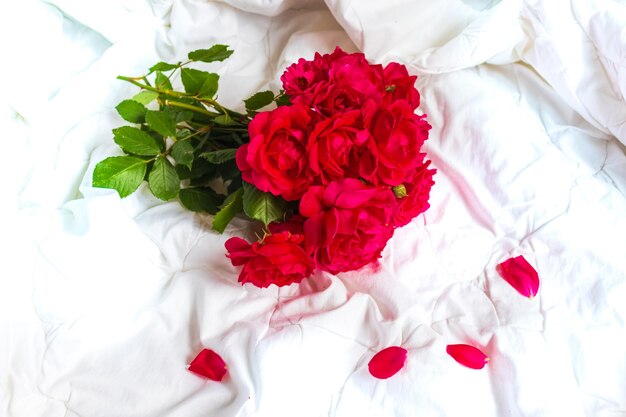 Kleurrijk bloemboeket van rode rozen geïsoleerd op een witte achtergrond