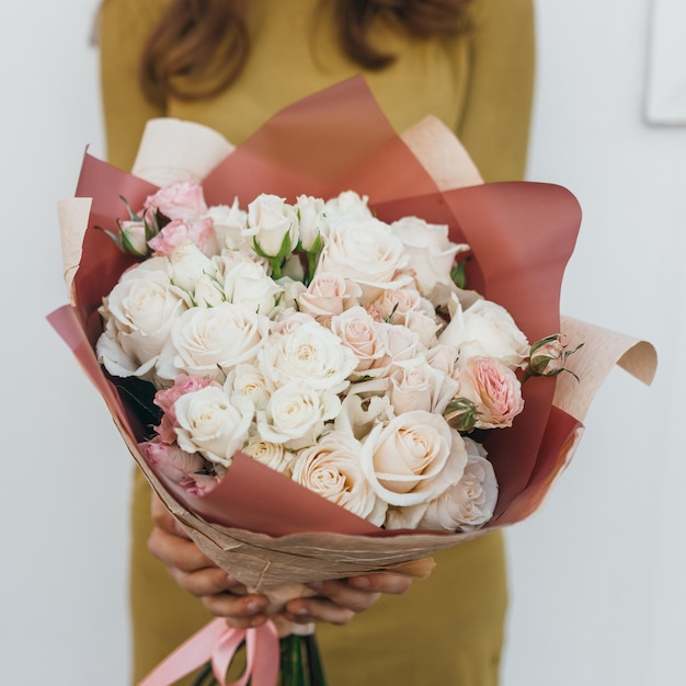 Kleurrijk boeket van verschillende verse bloemen in de handen van een bloemist vrouw rustieke bloem