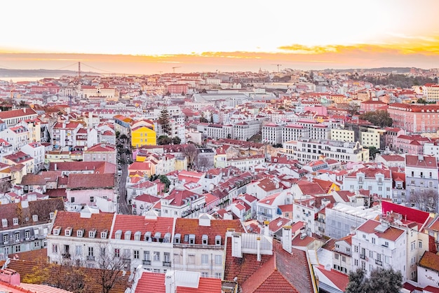 Kleurrijk bovenaanzicht op lissabon, portugal.