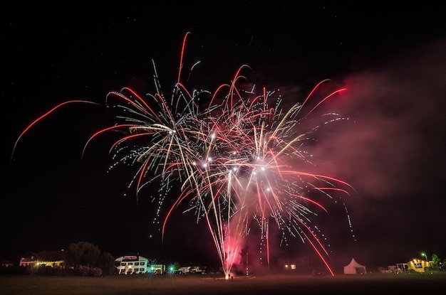 Kleurrijk breed vuurwerk